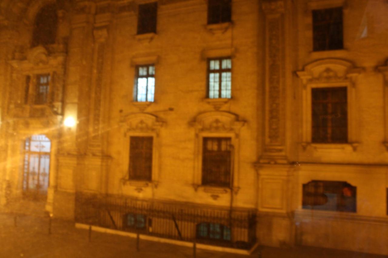 Main Square Apartment Lima Bagian luar foto